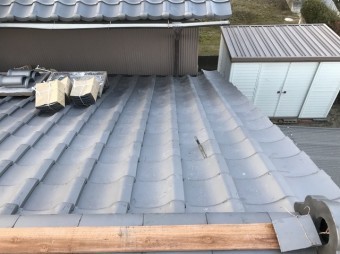 大和郡山市のいぶし瓦屋根棟瓦施工中