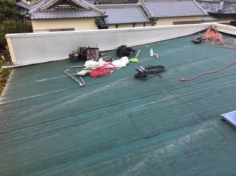 波板を剥がした屋根