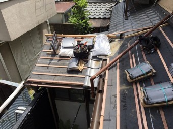 瓦桟を取り付けた下屋根