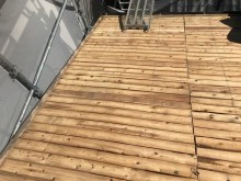 所々黒く傷んでいる野地板