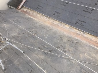 屋根に防水紙を設置