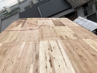 野地板を増し張りしています