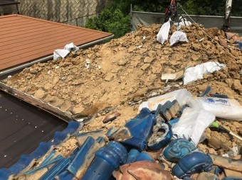 瓦撤去で葺き替え工事開始