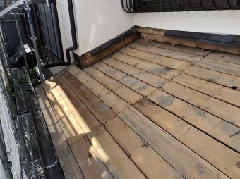 下屋の葺き替え古い野地板