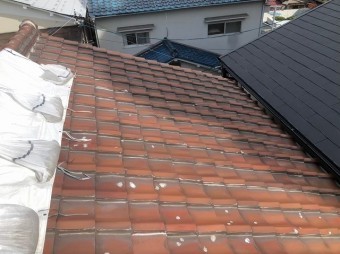 天理市の二階建て住宅の釉薬瓦の屋根