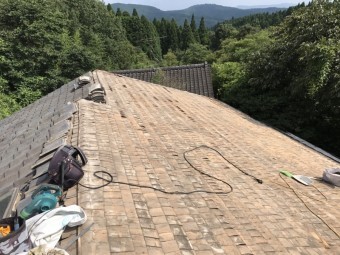 瓦を剥がした屋根