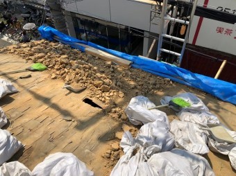 生駒市の葺き替え工事で葺き土の撤去