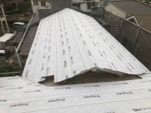 防水紙と棟違いの屋根