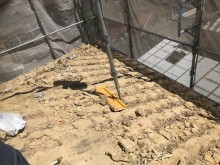 下屋の葺き土と土のう袋