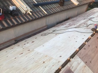 構造用合板で増し張り作業