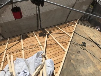 バラ板を不陸調整