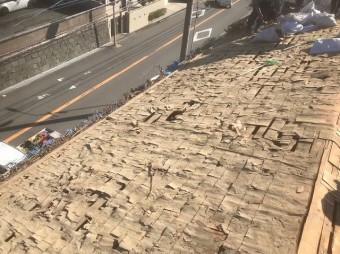 古い野地板の凸凹を不陸調整