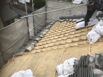 瓦の撤去と波打つ葺き土