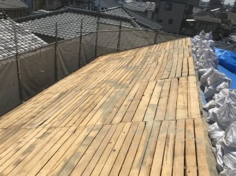 所々黒く傷んでいる野地板