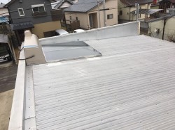 工事前の波板屋根の様子