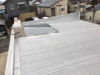 工事前の波板屋根の様子