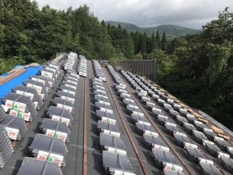 瓦を葺いていく準備中の屋根