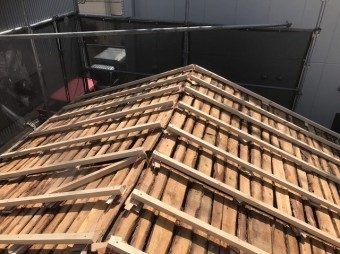 野地板を垂木で不陸調整