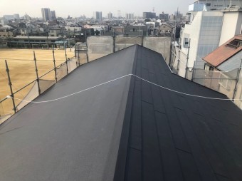 大屋根のカバー工法をガルテクトで