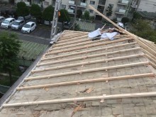 補強垂木で不陸調整後の野地板