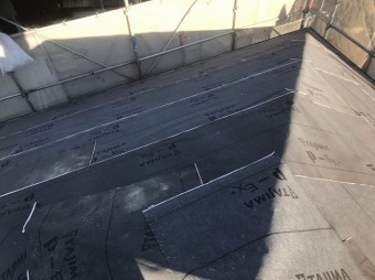 隅棟を覆う防水紙