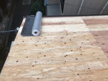 野地板の増し張りで屋根の下地作り