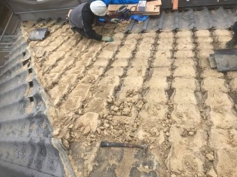 瓦の撤去と波打つ葺き土