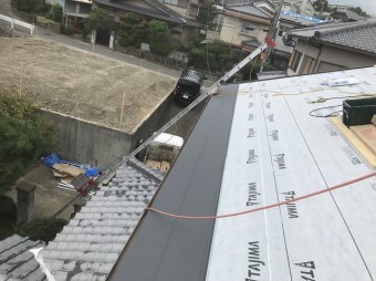 最終工程の屋根材設置と家周辺