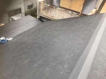 グレーのスレートに葺き替え