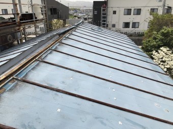 棟カバーを外していく屋根
