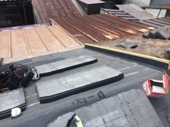屋根材を張る準備中