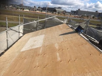 野地板の増し張りと足場
