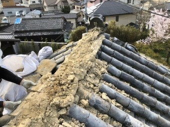 一等級の瓦と葺き土
