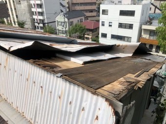 工場の屋根の葺きなおし