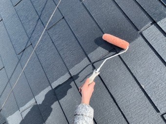 下塗り塗装中の屋根