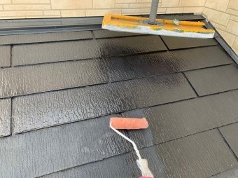下塗り塗装中の屋根
