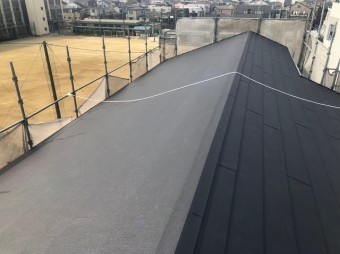 大屋根のカバー工法をガルテクトで