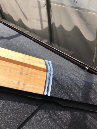 五條市の屋根の棟に棟板金設置
