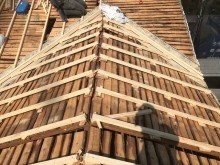 野地板を垂木で不陸調整