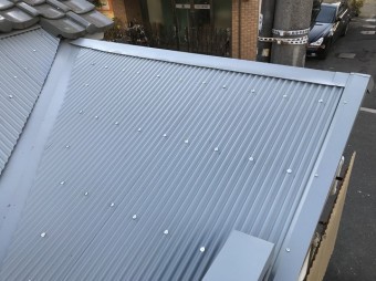 波板を張った下屋根