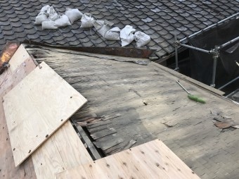 奈良市の複合屋根施工中