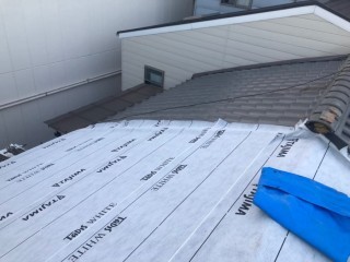 奈良市の切り妻屋根に下葺き材設置