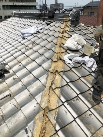 天理市 雨漏りの隅棟 棟瓦撤去
