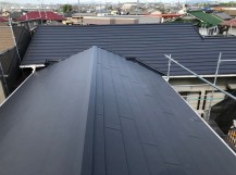ガルテクトに葺き変わった屋根2棟