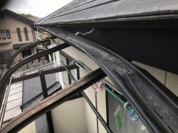 桜井市のぐにゃりと歪んだ軒樋