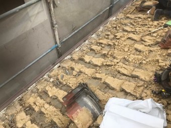 瓦の撤去と波打つ葺き土
