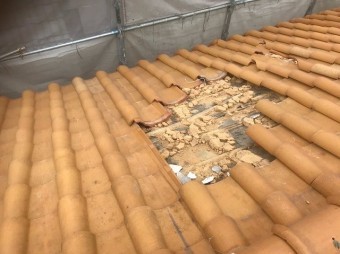 斑鳩町でS形瓦の崩落