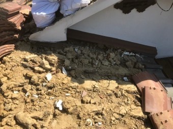 釉薬瓦の撤去で葺き土も大量