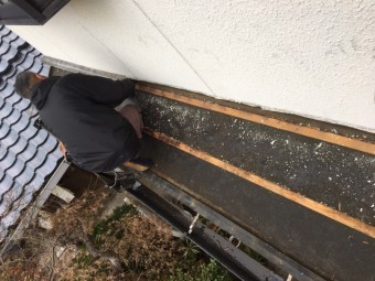2階窓下の下屋根の瓦撤去
