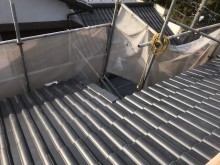 大屋根にスレート瓦設置